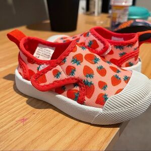 NWOT DSG water shoes strawberries size 4